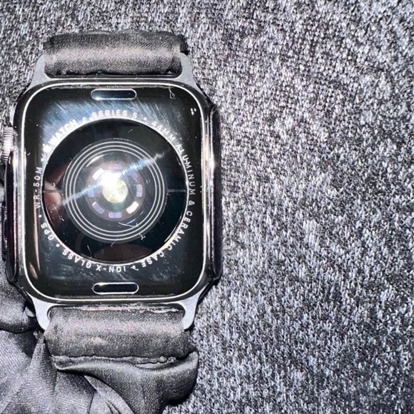 Apple Watch 5 42mm - Picture 1 of 2